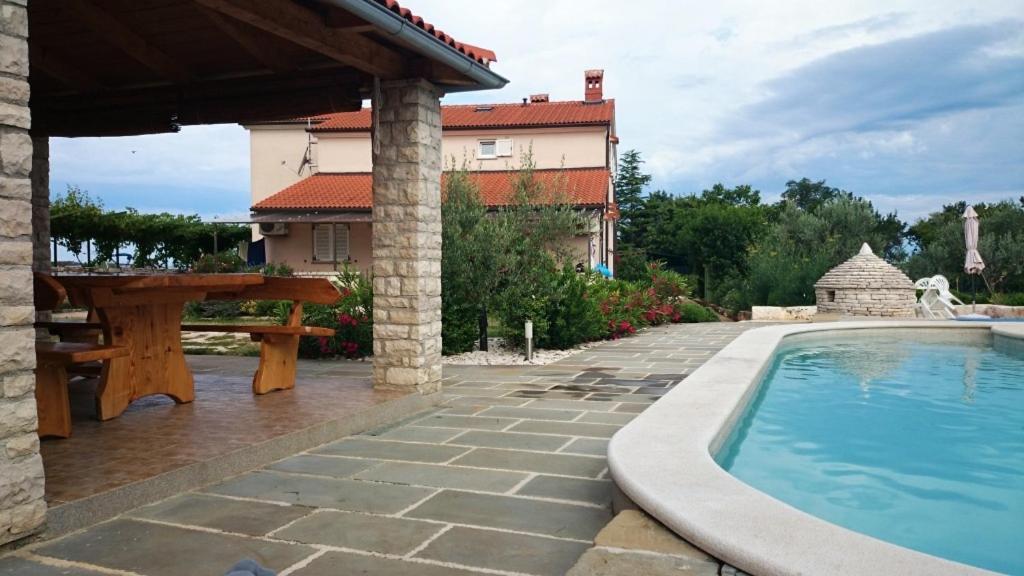 Apartments Villa Oliva Peroj Exterior foto